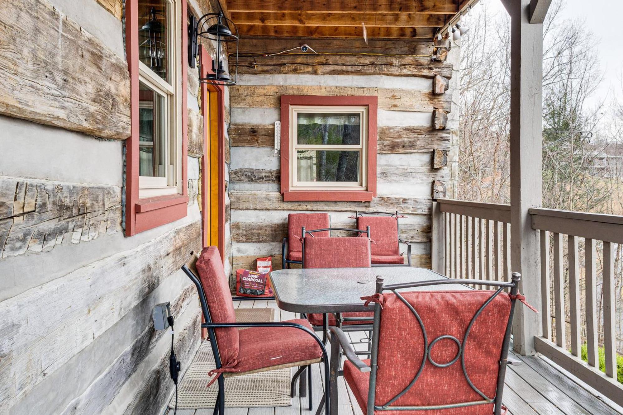 Spacious Gatlinburg Cabin With Hot Tub And Game Room! Екстер'єр фото