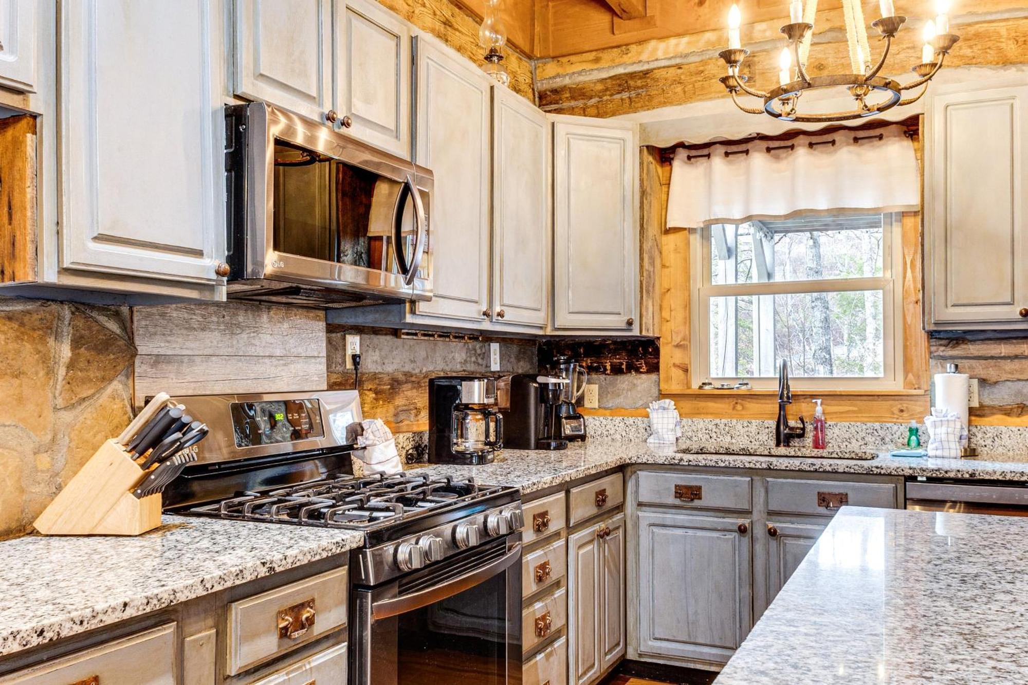 Spacious Gatlinburg Cabin With Hot Tub And Game Room! Екстер'єр фото