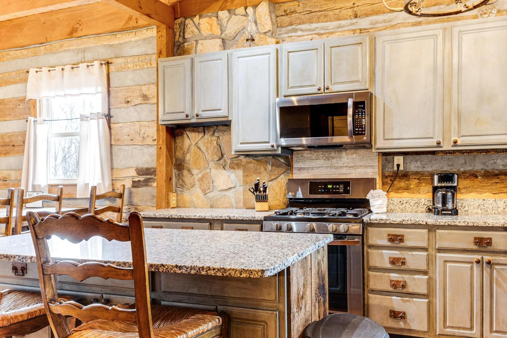 Spacious Gatlinburg Cabin With Hot Tub And Game Room! Екстер'єр фото