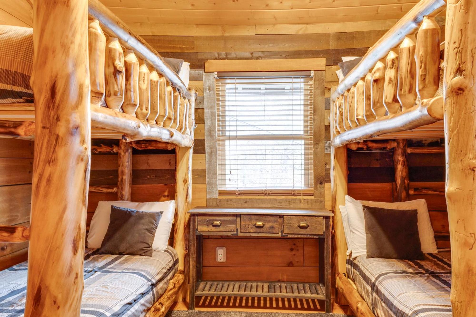 Spacious Gatlinburg Cabin With Hot Tub And Game Room! Екстер'єр фото