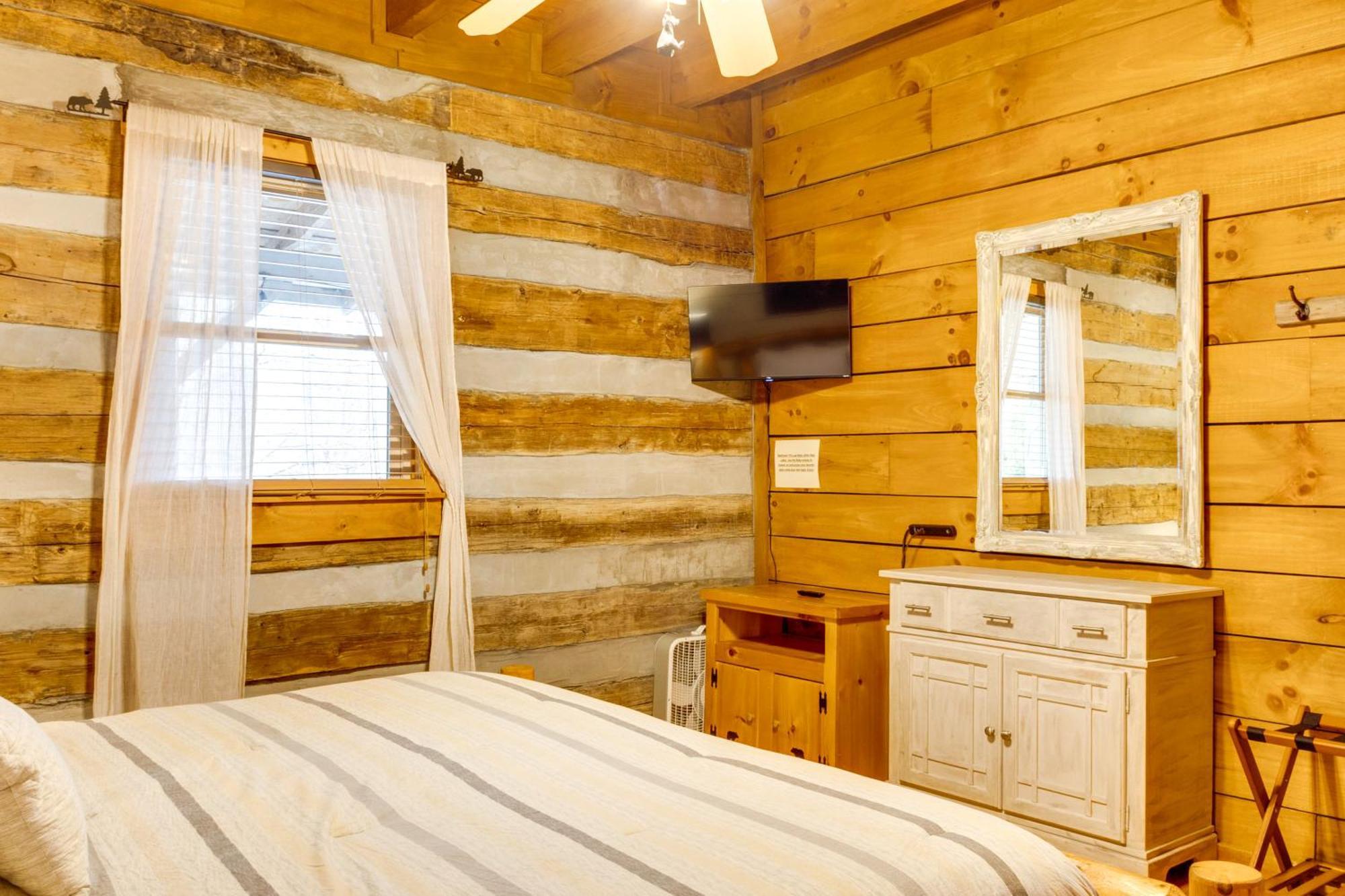 Spacious Gatlinburg Cabin With Hot Tub And Game Room! Екстер'єр фото