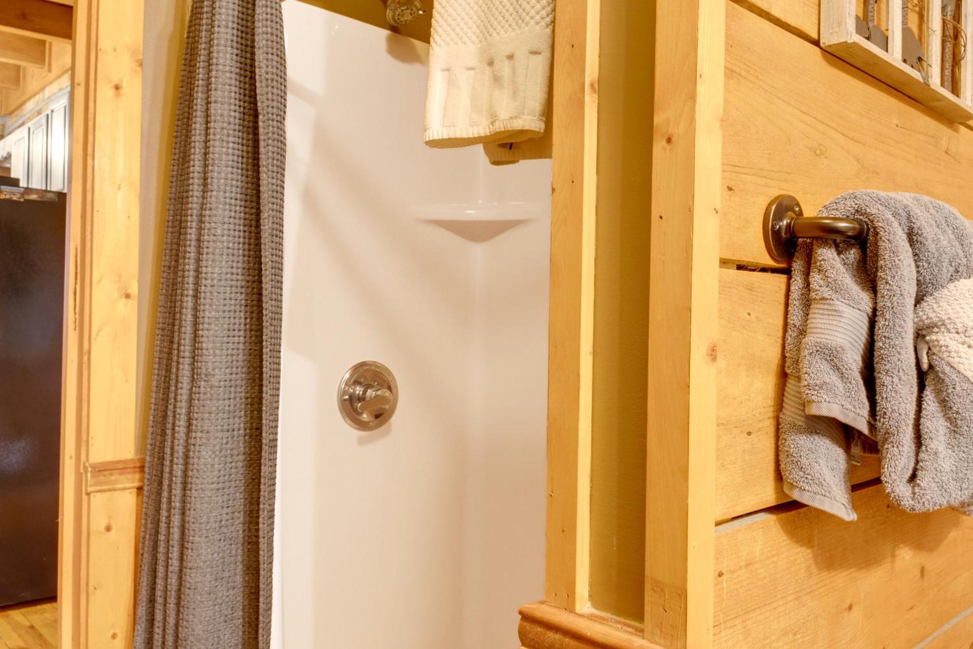 Spacious Gatlinburg Cabin With Hot Tub And Game Room! Екстер'єр фото